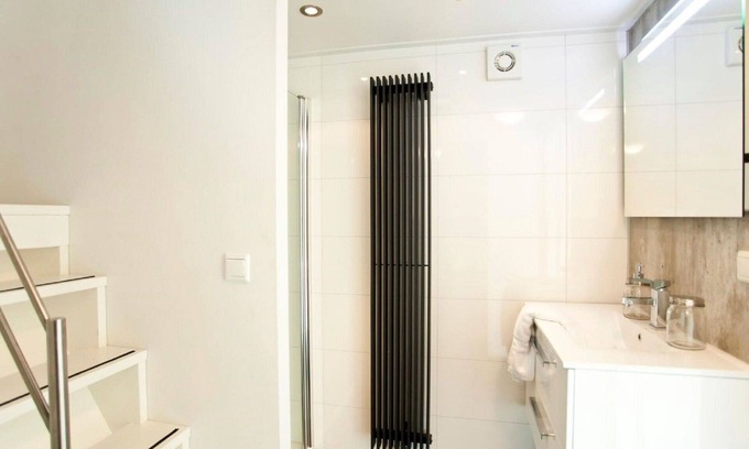 Noordoostelijk van Schaarsbergen House | Lovely apartment in villa for 6 guests with WIFI, pool, TV and terrace