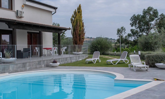 Citta Sant'Angelo Villa | Lovely apartment in villa with A/C, WIFI, pool, TV, patio, pets allowed and panoramic view