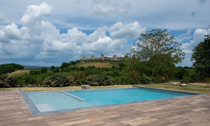 Monteriggioni Apartment | Lovely apartment for 4 people with WIFI, pool, A/C, TV and pets allowed, close to Siena