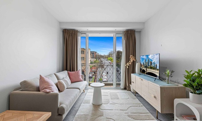 South Yarra Apartment | Lovely Boutique 1-Bed Unit with Gym & Pool