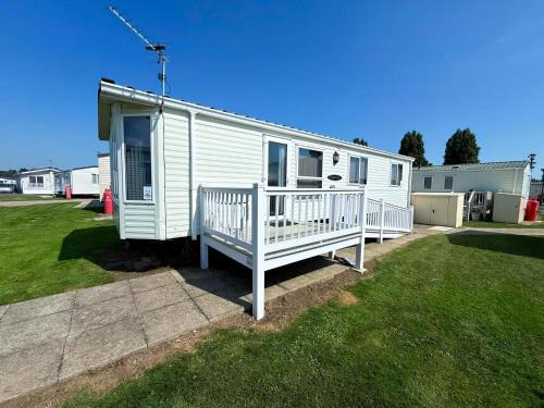 Felixstowe Other | Lovely Caravan With Wifi & Decking At Felixstowe Beach Holiday Park Ref 55005Sw