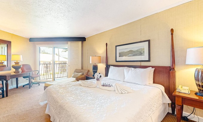 Hanamaulu Condo | Lovely condo on third floor with amazing resort pools, gym, spas, & restaurants