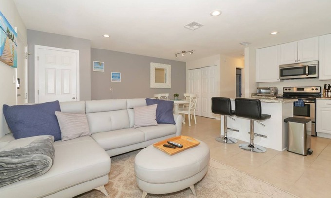 South Sarasota Cottage | Lovely ❤ Cottage - VERY close to Siesta Beach, Downtown, Shopping and More!