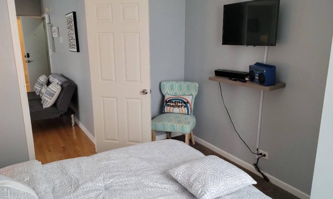 Morgan Park Apartment | Lovely cozy 2 Bedroom Private Suite In Historical Beverly Community