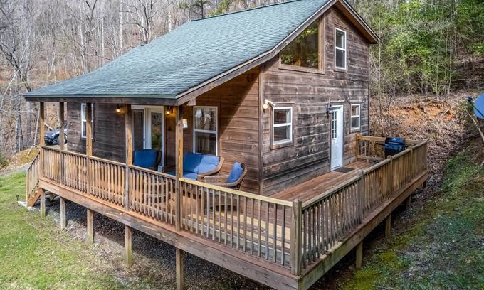 Sylva House | Lovely dog-friendly mountain home with firepit, central AC, and washer/dryer