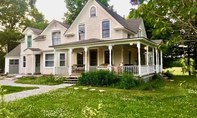 Great Barrington House | Lovely Farmhouse 4b/3.5ba w/Chef's Kitchen/Big Porch, close to Great Barrington