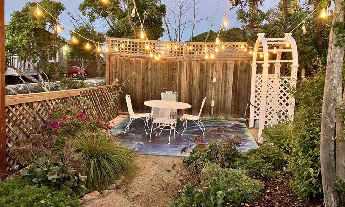 Larkspur House | Lovely Garden Cottage easy-on to freeway and ferries; minutes to local hospitals