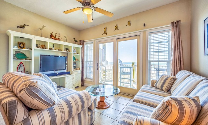 Hatteras Condo | Lovely home in oceanfront location with central AC, access to pool/hot tub