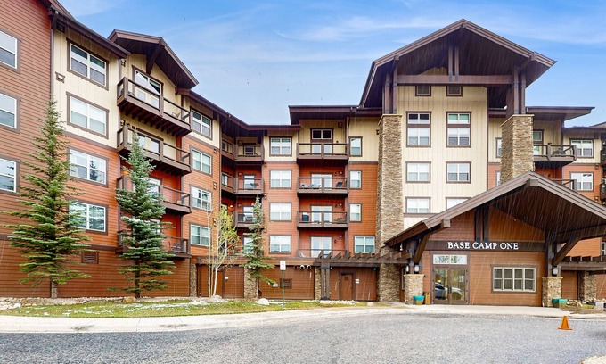 Silvercreek Condo | Lovely home in ski-in/ski-out complex with washer & dryer + shared pool/hot tub