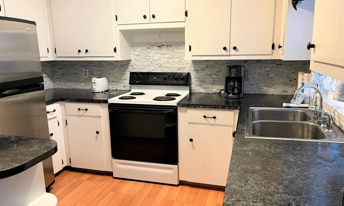 Saunderstown House | Lovely home located in the private community of Forest Lake!
