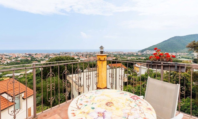 Borghetto Santo Spirito Villa | Lovely apartment in villa for 5 people with pool, WIFI, A/C, balcony and pets allowed