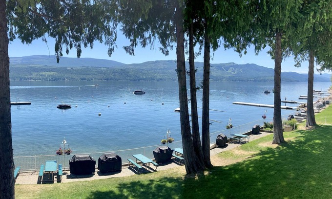 Anglemont Condo | Lovely Lakeside Condo w/ Buoy, Kitchen & Balcony