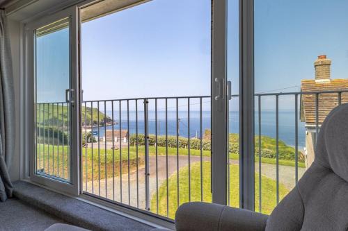 Hope-Cove Apartment | Lovely light and airy 2 bed apartment in Hope Cove, 2 mins from beach!
