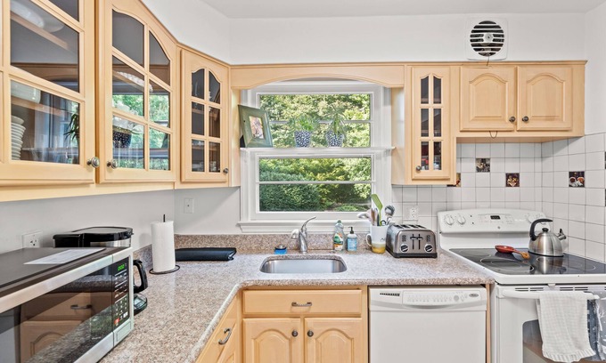 North Ridge House | Lovely light-filled house in award-winning Alexandria [10 mins to airport/DC]