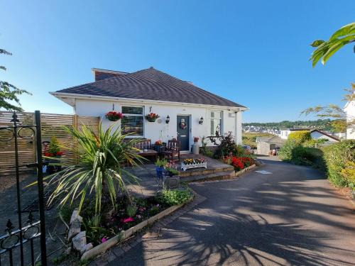 Torquay Apartment | Lovely private studio room with own kitchen and bathroom. Set in the popular area of Shiphay in Torquay and only a short walk from Torbay Hospital