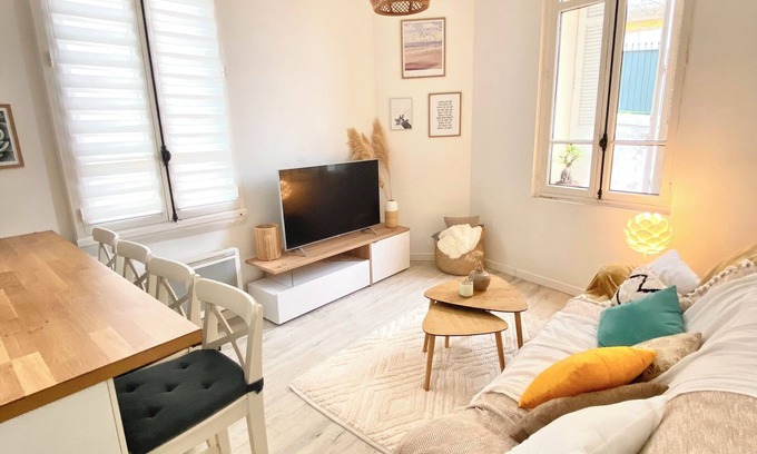 Riou - Petit Juas - Av de Grasse Apartment | Lovely, quiet apartment. 10-minute walk to beaches and steps