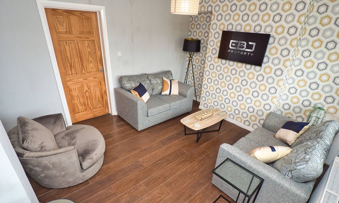 Birmingham House | Lovely Refurbished Home - Free Parking/WiFi