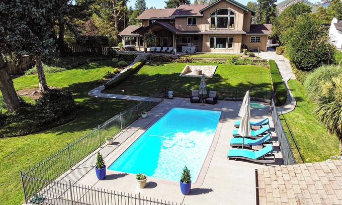 Grants Pass House | Lovely Riverfront Grants Pass Home: Pool & Hot Tub