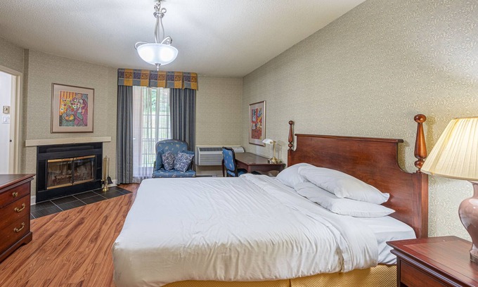 Saint-Sauveur House | Lovely room with balcony 26