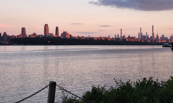 Edgewater Condo | Lovely short-term rental in Edgewater - 5 mins to everything! 20 mins to NYC!