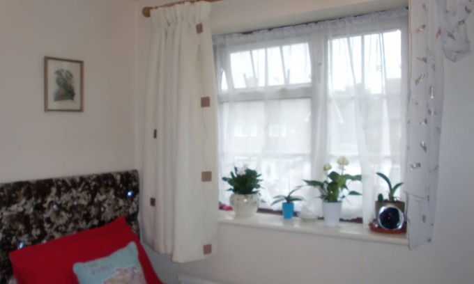 Heathrow Villages House | Lovely Single Bedroom