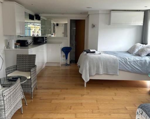 Poole House | Lovely studio cabin. Hot tub ex £40 per night