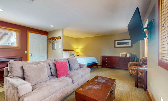 Chelan Apartment | Lovely Studio Steps From Lake Chelan w/Shared Pool, Free WiFi, Central AC, Patio