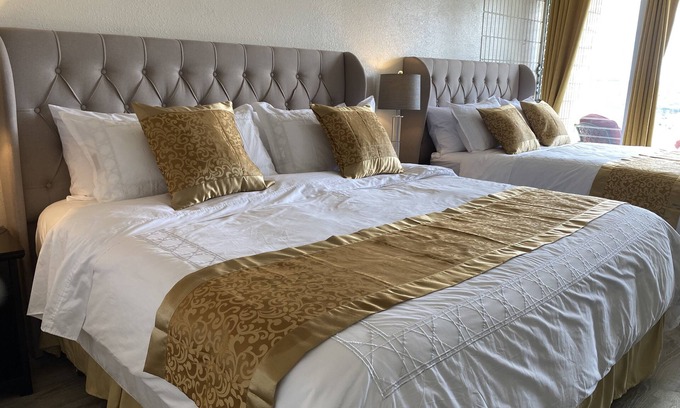 Diamond Head - Kapahulu - St. Louis Condo | Lovely Studio with Million Dollar View of Waikiki and close to everything!