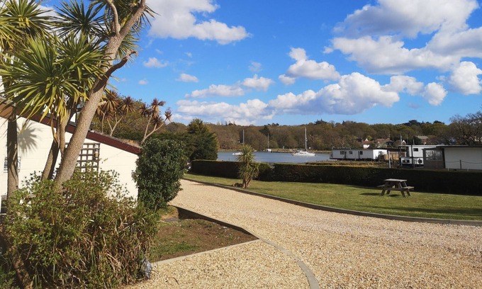 Ryde Villa | Lovely villa in picturesque waterside location