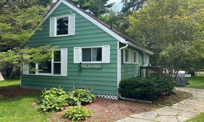 Wasaga Beach Cottage | Lovely Water Front Cottage- pool,firepit and amenities near by & access to water