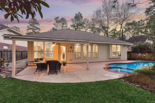 Alden Bridge House | Lovely Woodlands home w/heated pool and spa!