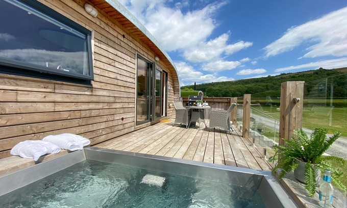 Grange-over-Sands Cottage | LOW LONGLANDS, romantic, with hot tub in Cartmel