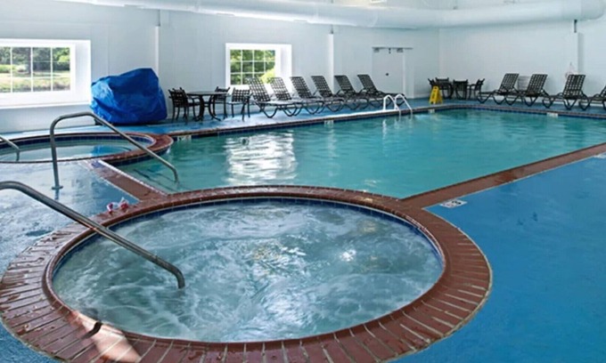 Berkeley Resort | Low Rates for The Historic Powhatan Resort