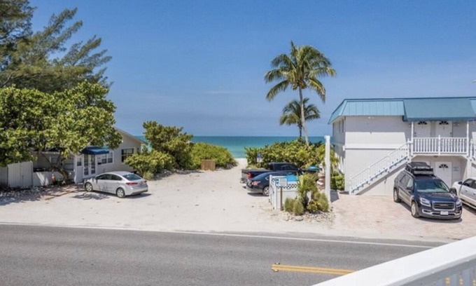 Bradenton Beach House | Low Rider - Bottom Unit -