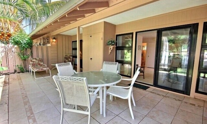 Historic Lahaina Front Street House | Low rise, tropical oasis, corner, spacious lanai and kitchen, AC and pool.