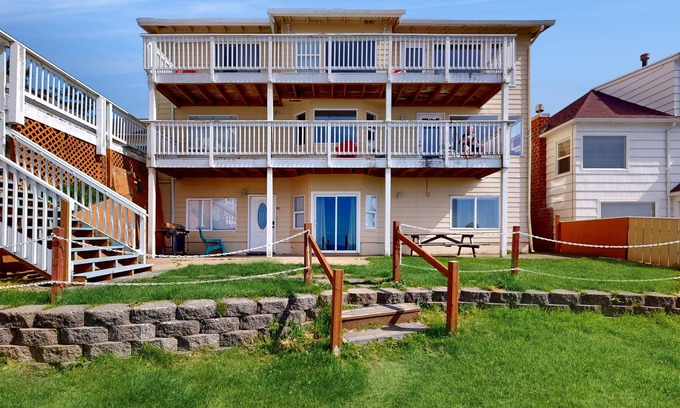 Lincoln City Apartment | Lower-Level, Dog-Friendly Studio with Ocean Views & Free WiFi - Walk to Beach