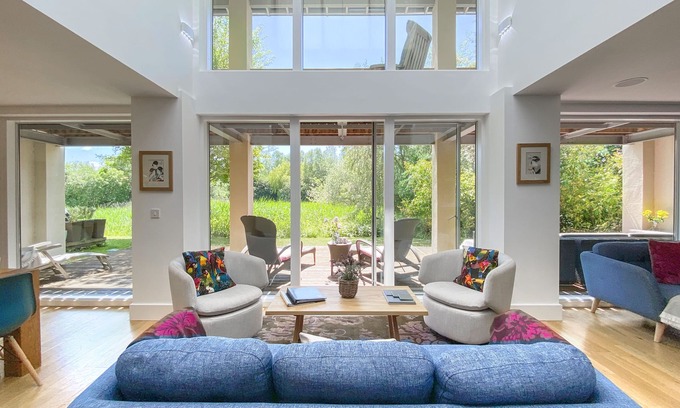 Cirencester House | Lower Mill holiday house accomodation with internet access and balcony/terrace
