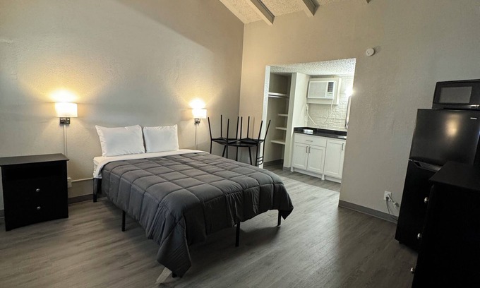 Tulsa Apartment | LTA Suites Brookside