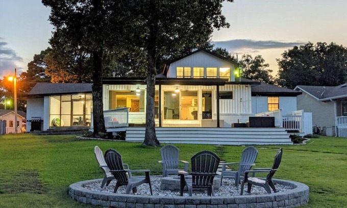 Mid America House | Lu Juan Pt. · A Shore Thing-LAKEFRONT/Hot Tub/? pit/Movie Room