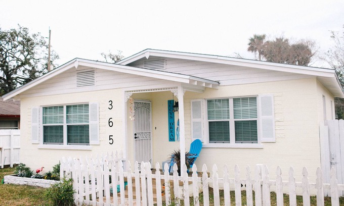 New Smyrna Beach House | "LUCY'S DREAM" ADORABLE RENOVATED BUNGALOW MINUTES TO CANAL STREET Monthly rate!