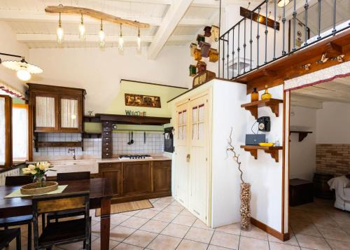 Intra Apartment | Luminosa Mansarda nel Cuore di Intra