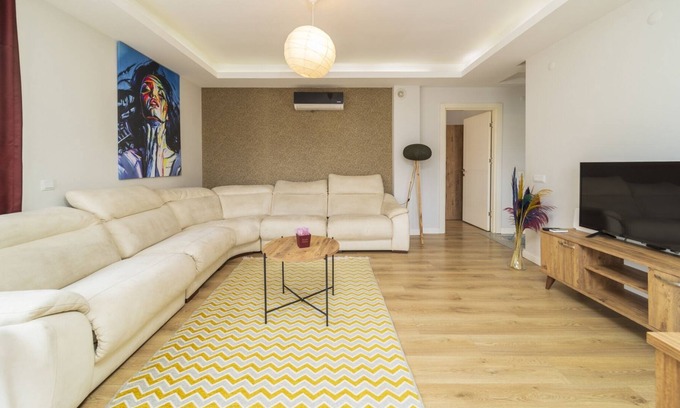 Antalya City Centre Apartment | Luminous Flat 15 min to Hadrian Gates