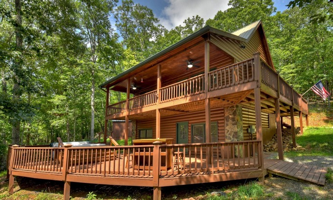 Morganton Cabin | Luna Landing | Pet Friendly | Mtn Views | Hot Tub |