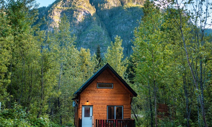 Revelstoke Hotel | Luna Lodge - Alpha Mountain Lodging + Sauna