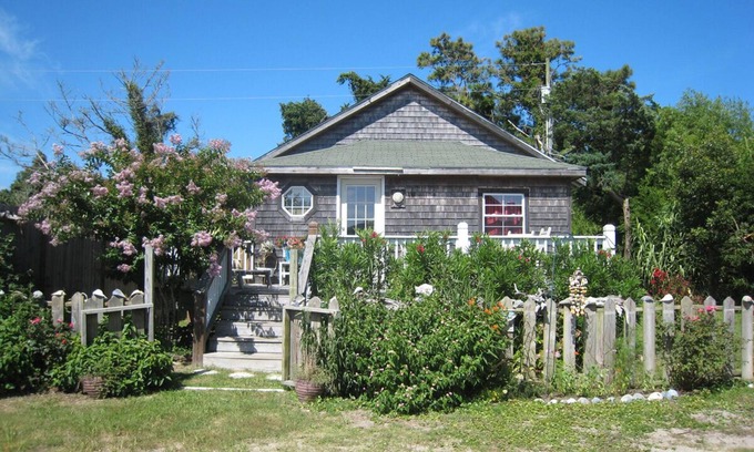 Ocracoke House | Luna Sea: Dog friendly cozy rental is centrally located.