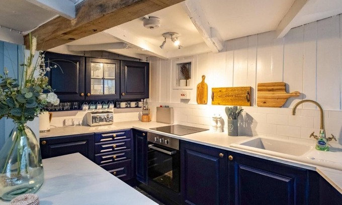 Port Isaac Cottage | Lundy Cogttage - in the heart of Port Isaac, sleeps 5, + parking & welcomes dogs