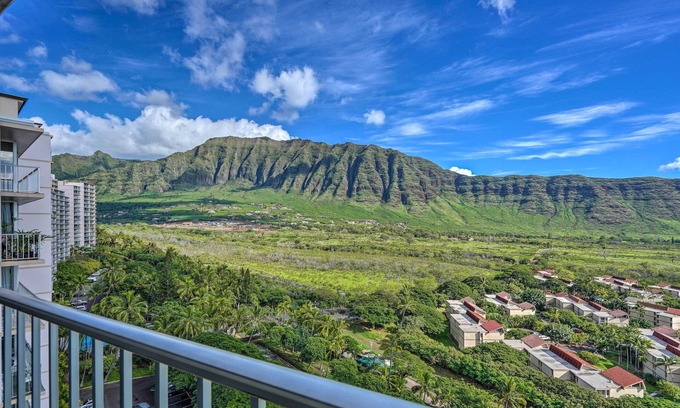 Makaha Condo | Lush Condo w/Community Pool, 1 Mi to Beach!