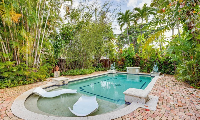 Old Northwood House | Lush West Palm Beach Getaway w/Backyard Oasis!