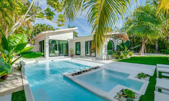 Holmes Beach House | Luum at the Shore-3 bedroom/2 bathroom Luxury Oasis on AMI