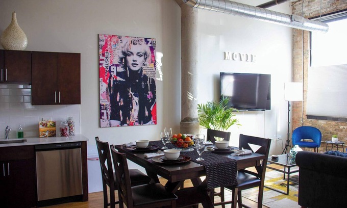 Near South Side Apartment | Luxéry Stay "Hollywood" Downtown/McCormick/WinTrust Area